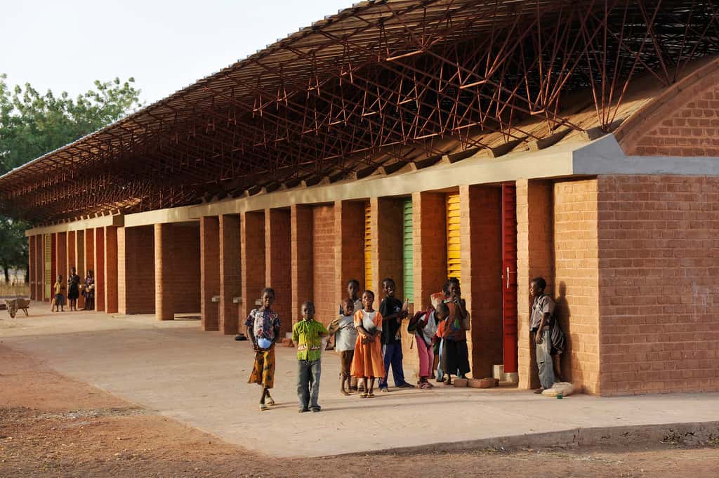 Extension de l'école primaire à Gando, Burkina Faso. © GandoIT, Wikimedia Commons, CC by-sa 3.0 