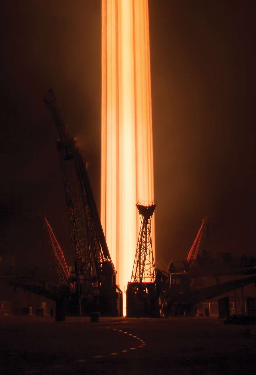 Cette colonne de feu est la trace photographiée du décollage du lanceur Soyouz. À son bord, trois voyageurs en route vers l'ISS. © Zuma Press, eyevine