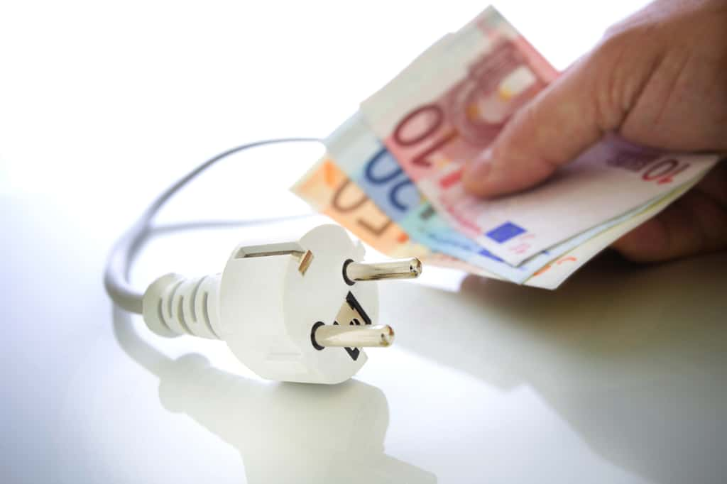 Le véritable coupable qui fait flamber votre facture d'électricité n'est pas celui que vous pensez, mais quelques éco-gestes permettent de la réduire. © deepblue4you, iStock