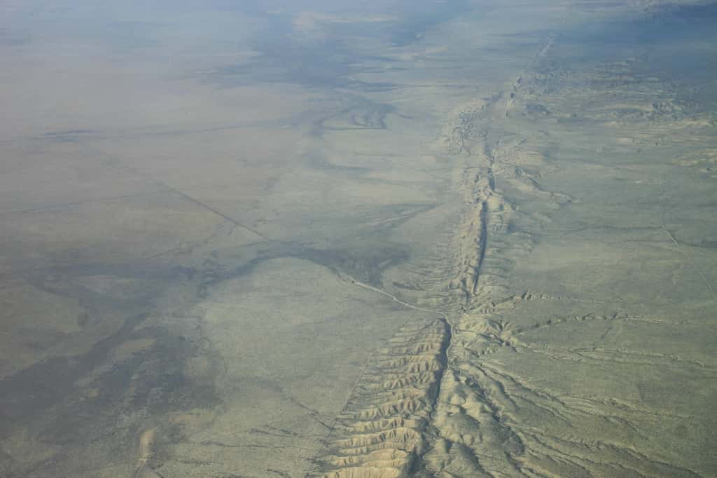 La faille de San Andreas marque la limite entre les plaques Pacifique et nord-américaine. Son mouvement cisaillant est également à l'origine de très puissants séismes, comme le redouté Big One. © Ikluft, Wikimedia Commons, CC by-sa 4.0 