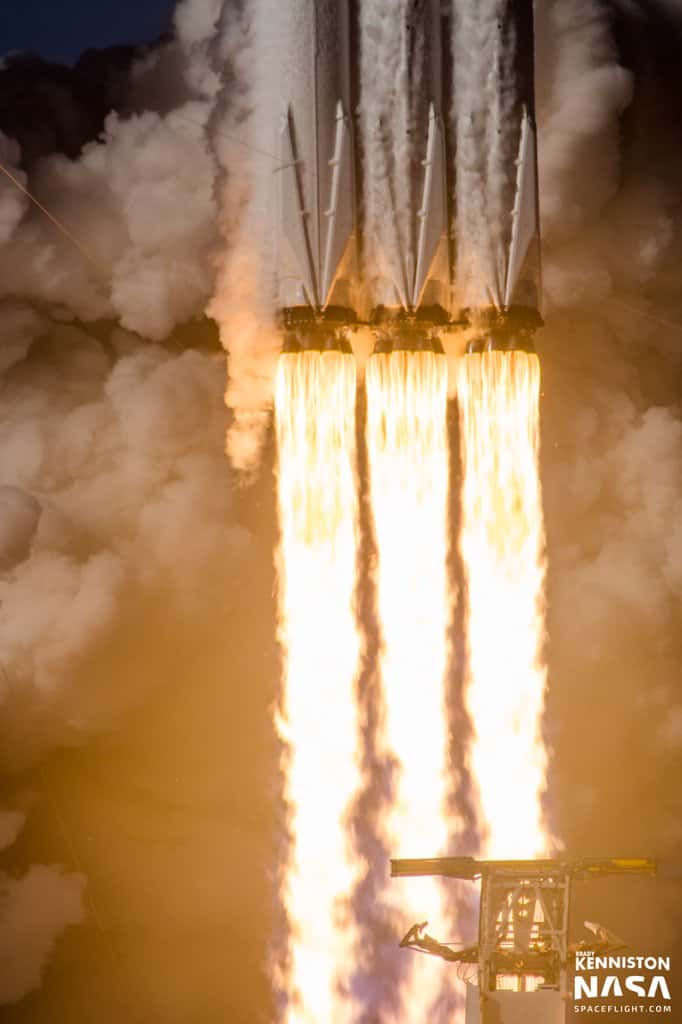 Superbe photo de la Falcon Heavy au décollage, retweetée par Elon Musk himself. © Brady Kenniston, Nasa