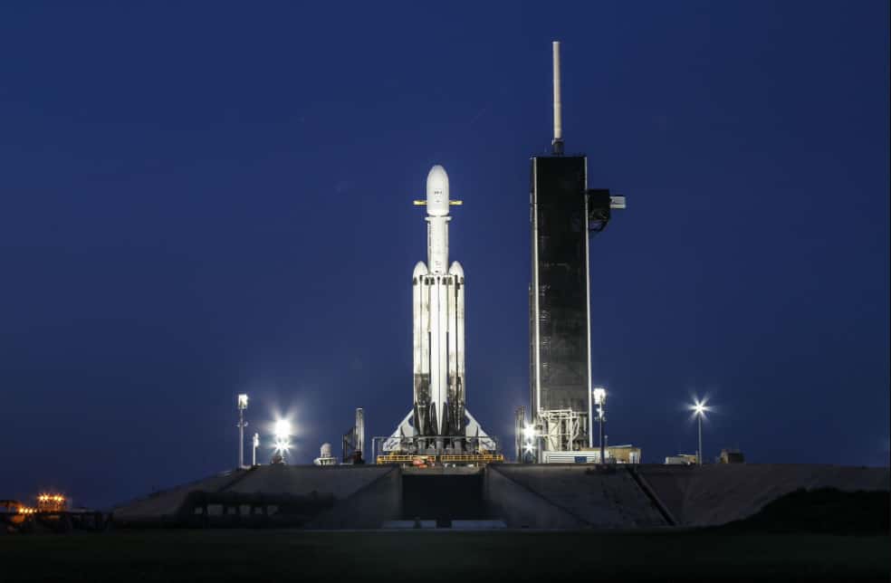 Le lanceur lourd Falcon Heavy dressé sur son pas de tir au Centre spatial Kennedy en Floride, le 24 juin 2019 très tôt le matin, à l’approche de sa troisième mission. © SpaceX