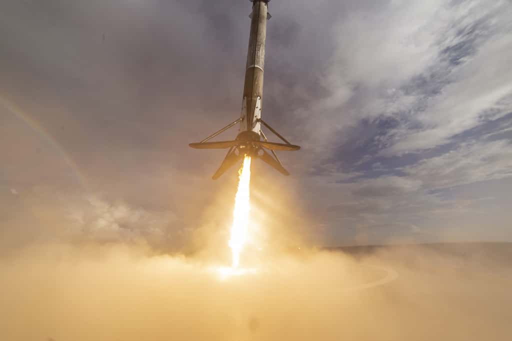 Atterrissage sur une plateforme en pleine mer de l'étage principal d'un Falcon 9. © SpaceX