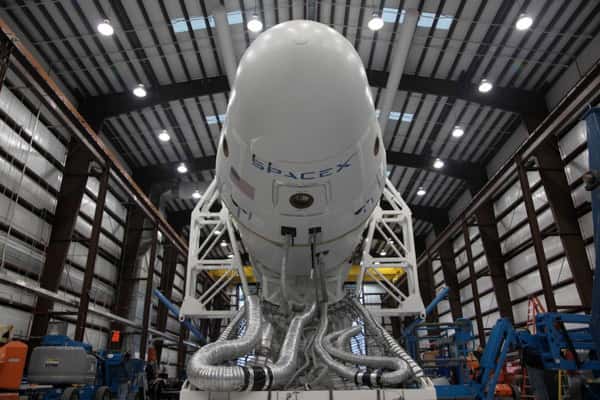 Après cinq tirs et autant de succès, le Falcon-9 de SpaceX a été retiré du service. Il laisse la place à une version améliorée, le Falcon-9 v1.1, dont le premier lancement pourrait avoir lieu ces prochains jours. © SpaceX