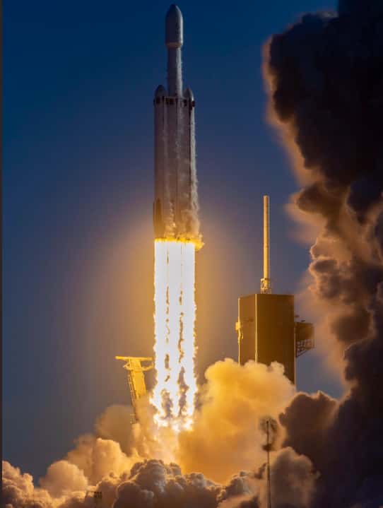 Les flammes aveuglantes du lanceur le plus lourd du monde à son décollage. © SpaceX