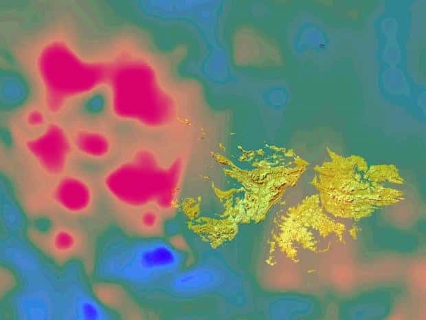 Sur cette carte des reliefs, on reconnaît en jaune les îles Malouines. La dépression suspectée d’être un bassin d’impact est en rose. © <em>National Centers for Environmental Information</em>