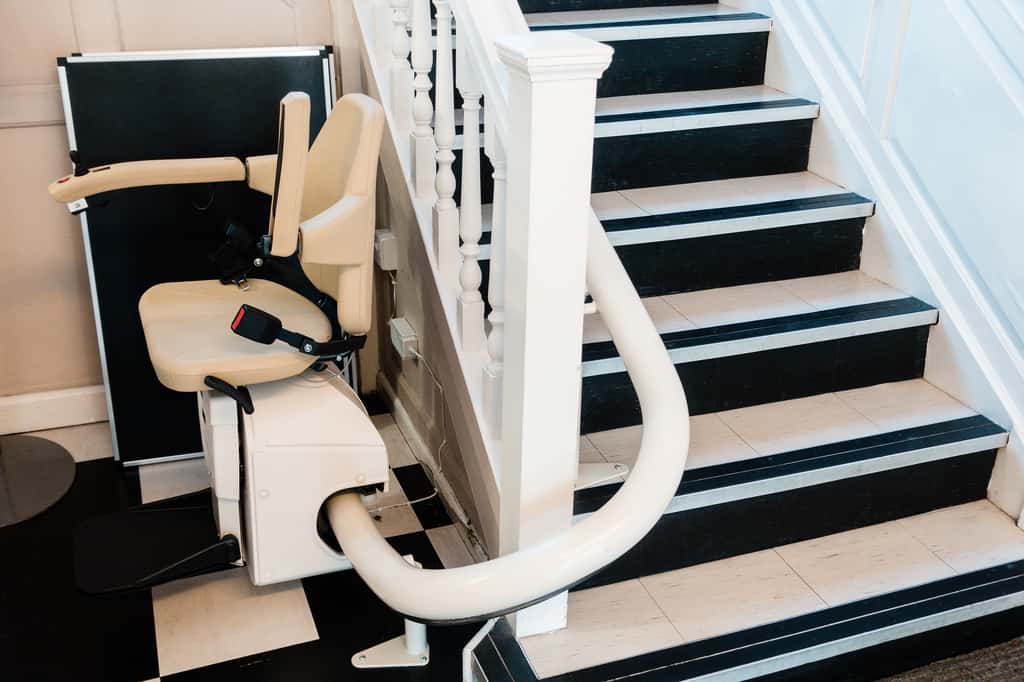 Un fauteuil d'escalier électrique peut s'installer sur un escalier existant. © wittayayut, Adobe Stock