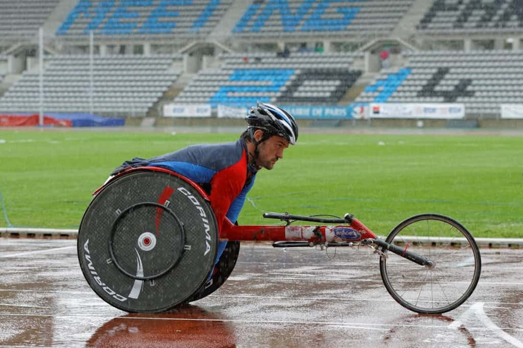 En athlétisme, les fauteuils peuvent mesurer jusqu’à 2 mètres. © Pierre-Yves Beaudouin, CC by 