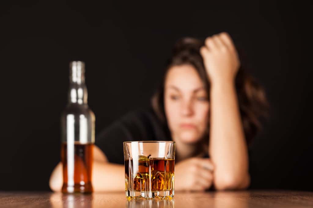 Les confinements ont largement augmenté la prévalence des troubles dépressifs et des violences conjugales parallèlement à la consommation d'alcool. © BillonPhotos, Adobe Stock