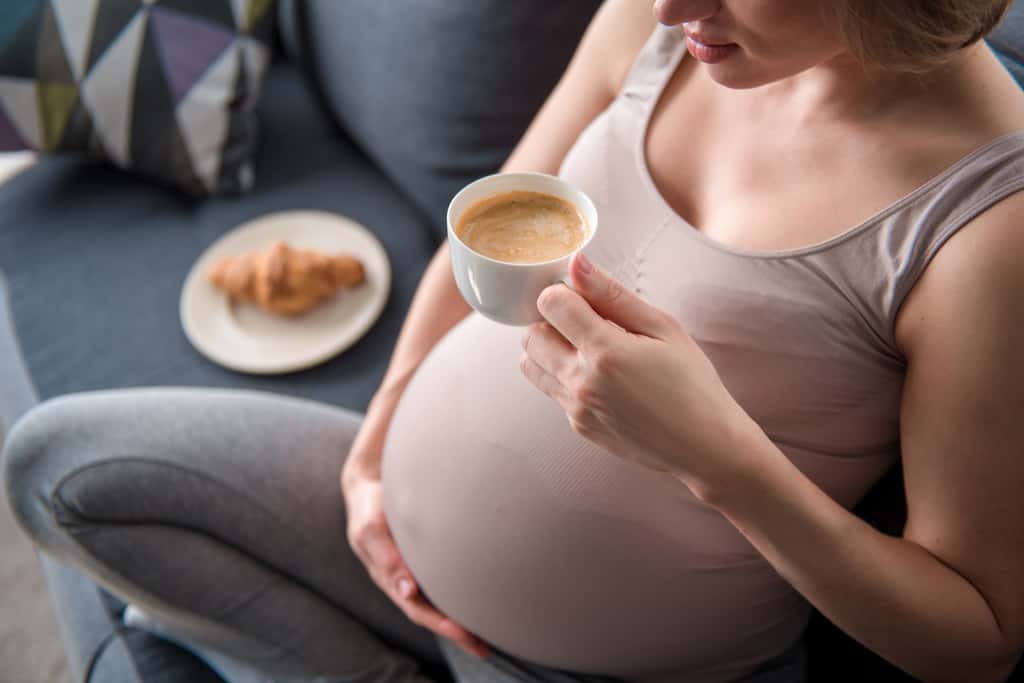 Les femmes enceintes doivent diminuer leur consommation de café. © Yakobchuk Olena, Adobe Stock
