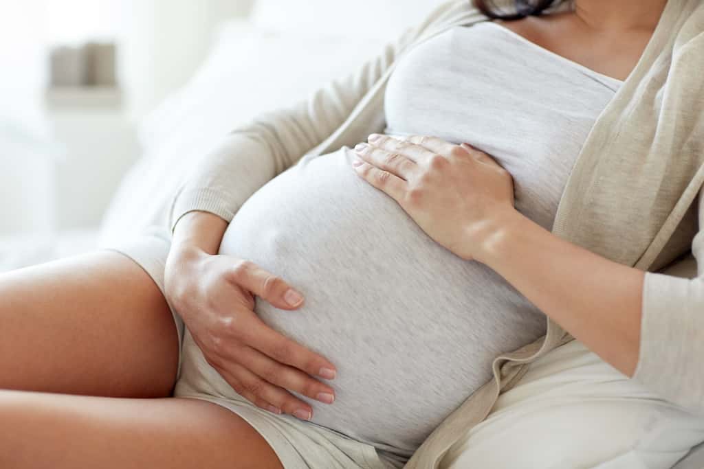 Chez la mère, pendant la grossesse, les taux d’œstrogènes et de progestérone sont élevés, puis diminuent à la naissance, d’où un impact sur son moral. © Syda Productions, Fotolia