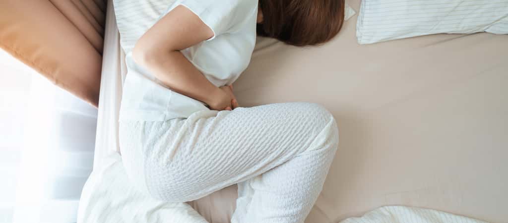 Si le kyste ovarien est le plus souvent asymptomatique, certaines femmes peuvent ressentir des douleurs au ventre. © Jo Panuwat D, Adobe Stock