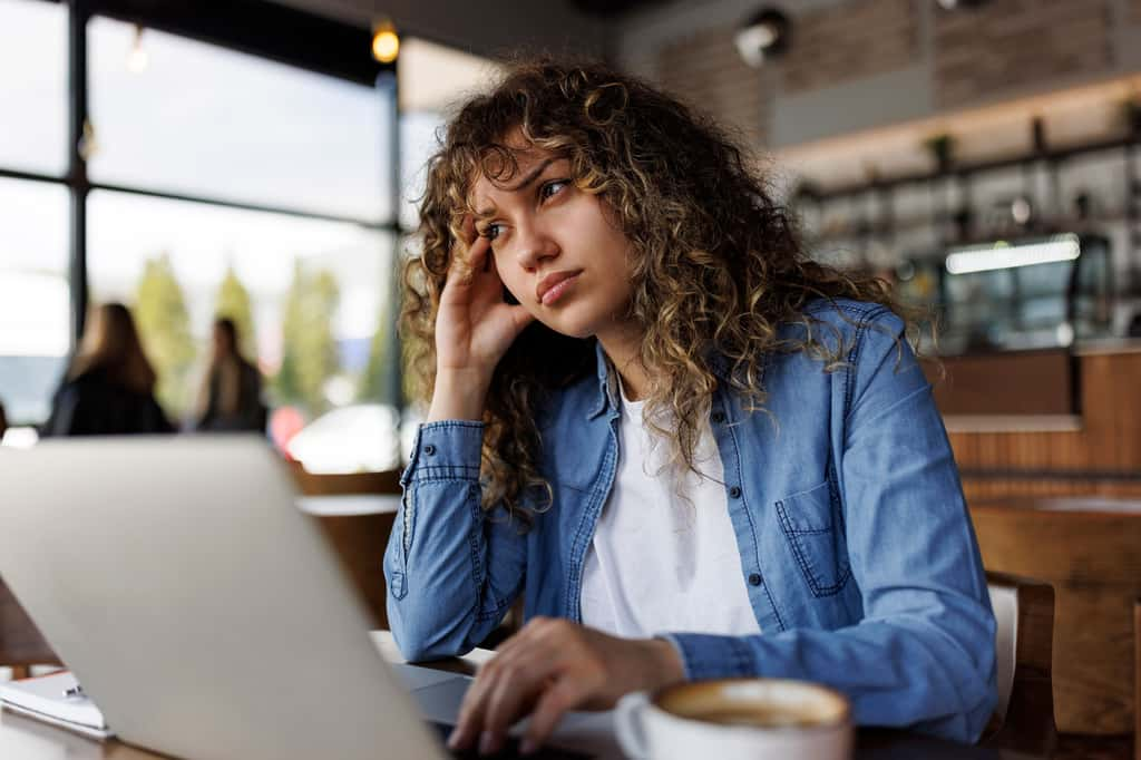 Selon les dernières données disponibles portant sur 2022, les femmes gagnent en moyenne 13,9 % de moins que les hommes. © damircudic, Getty Images