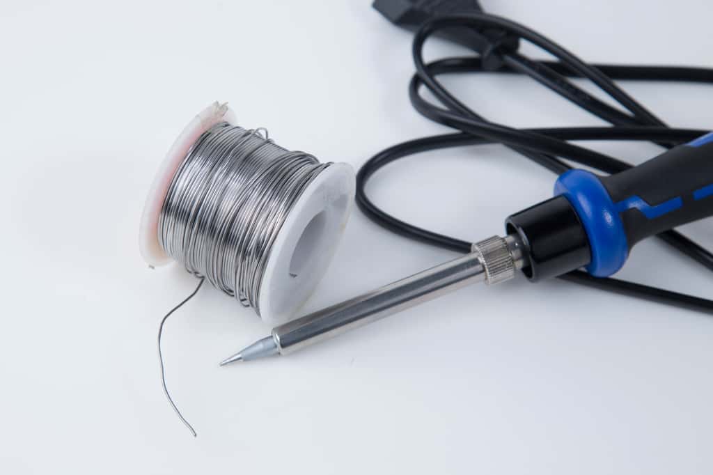 Un fer à souder électronique se compose d'une panne, chauffée par une résistance électrique, et d'une poignée isolante. © Александр Поташев, Adobe Stock