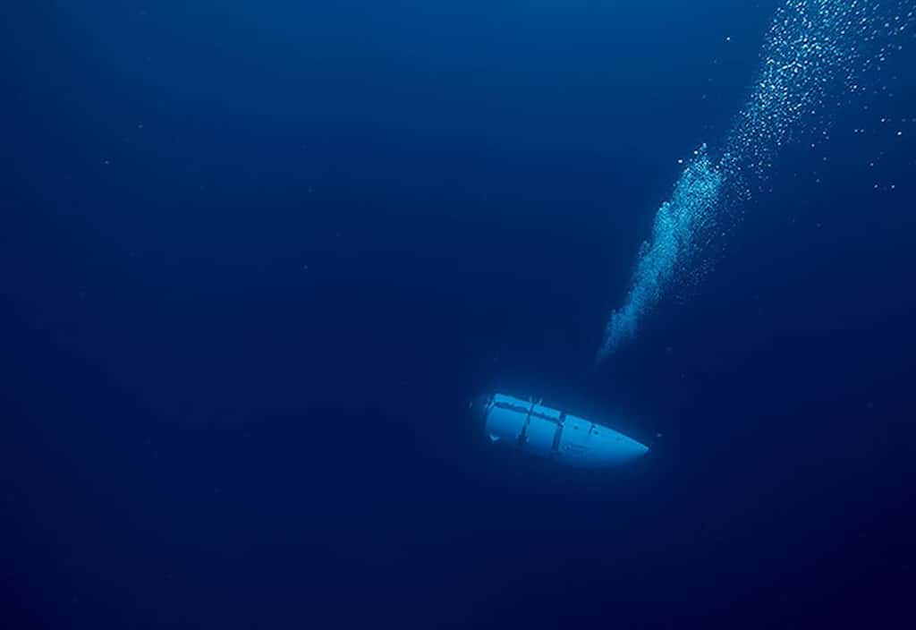 Titan commençant une plongée à 4 000 mètres sous l’eau. © OceanGate 