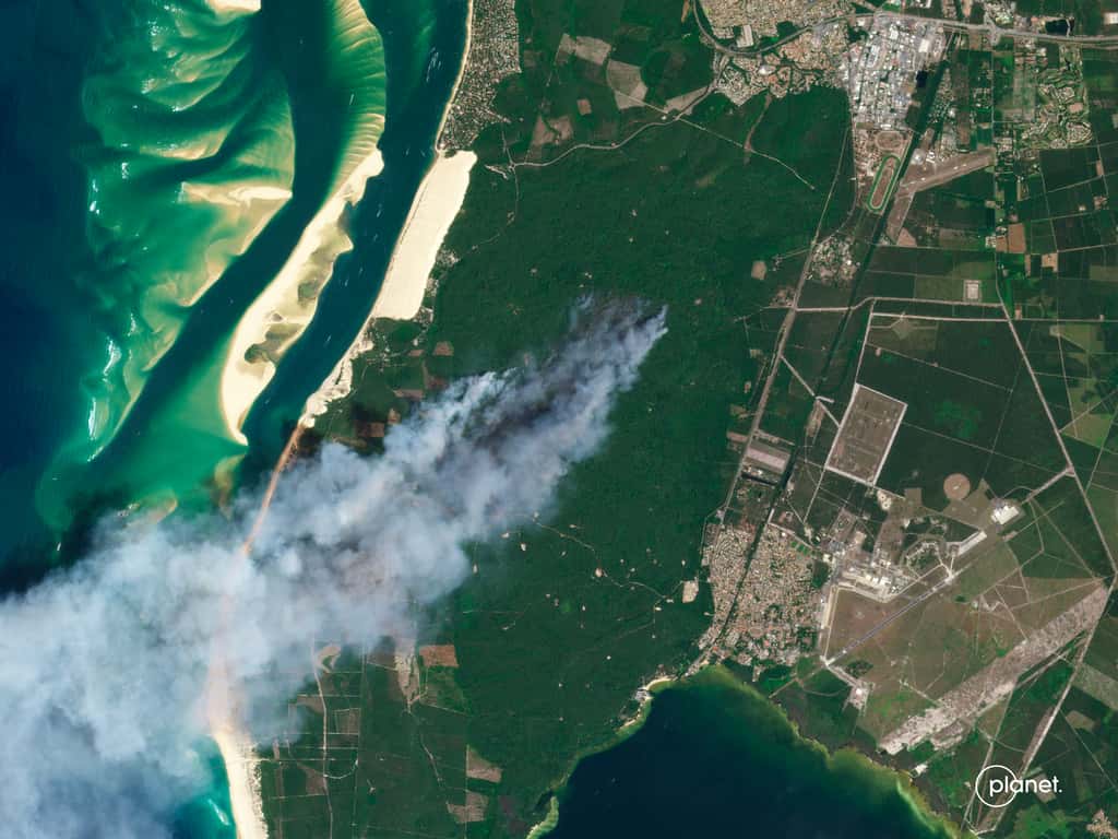 Cinq jours plus tard, la « carte postale » du 8 juillet est à oublier. Les satellites Planet ont observé l'incendie qui a évolué entre les deux sites et qui, à ce jour, a brûlé quelque 4.600 hectares de forêt et détruit à plus de 90 % cinq campings du Pilat, dont celui des Flots bleus. © 2022 Planet Labs PBC