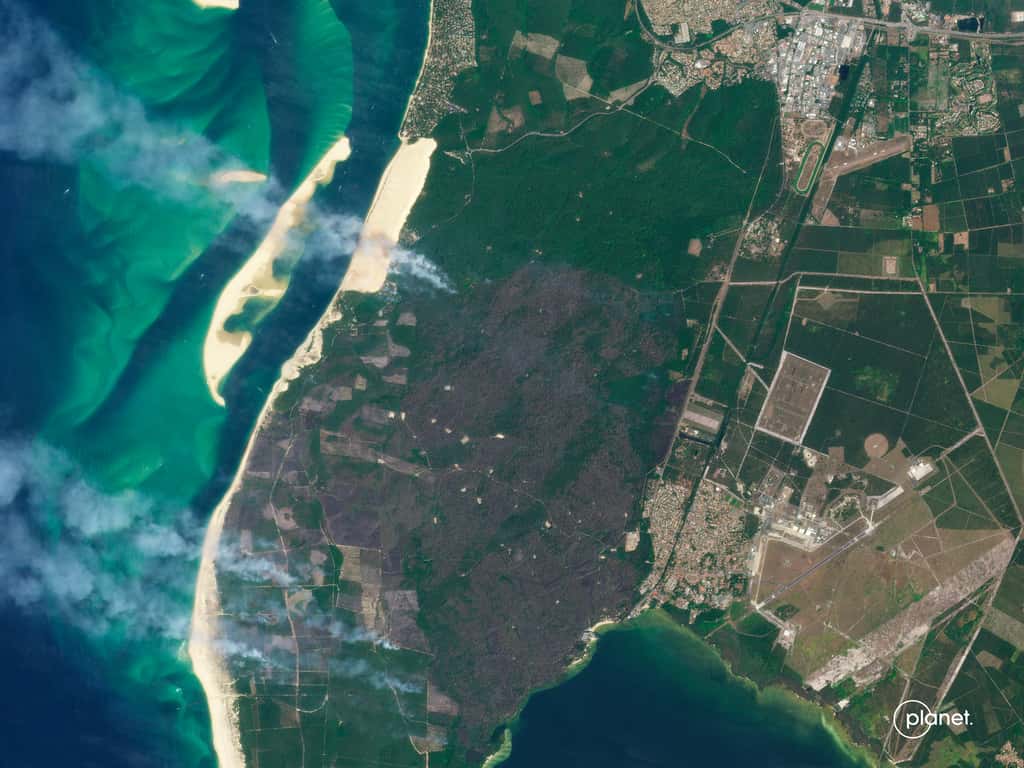 Cette image satellitaire a été acquise le 18 juillet. Elle montre l'étendue de la forêt ravagée par l'incendie, située entre la dune du Pilat et la commune de La Teste-de-Buch. © 2022 Planet Labs PBC