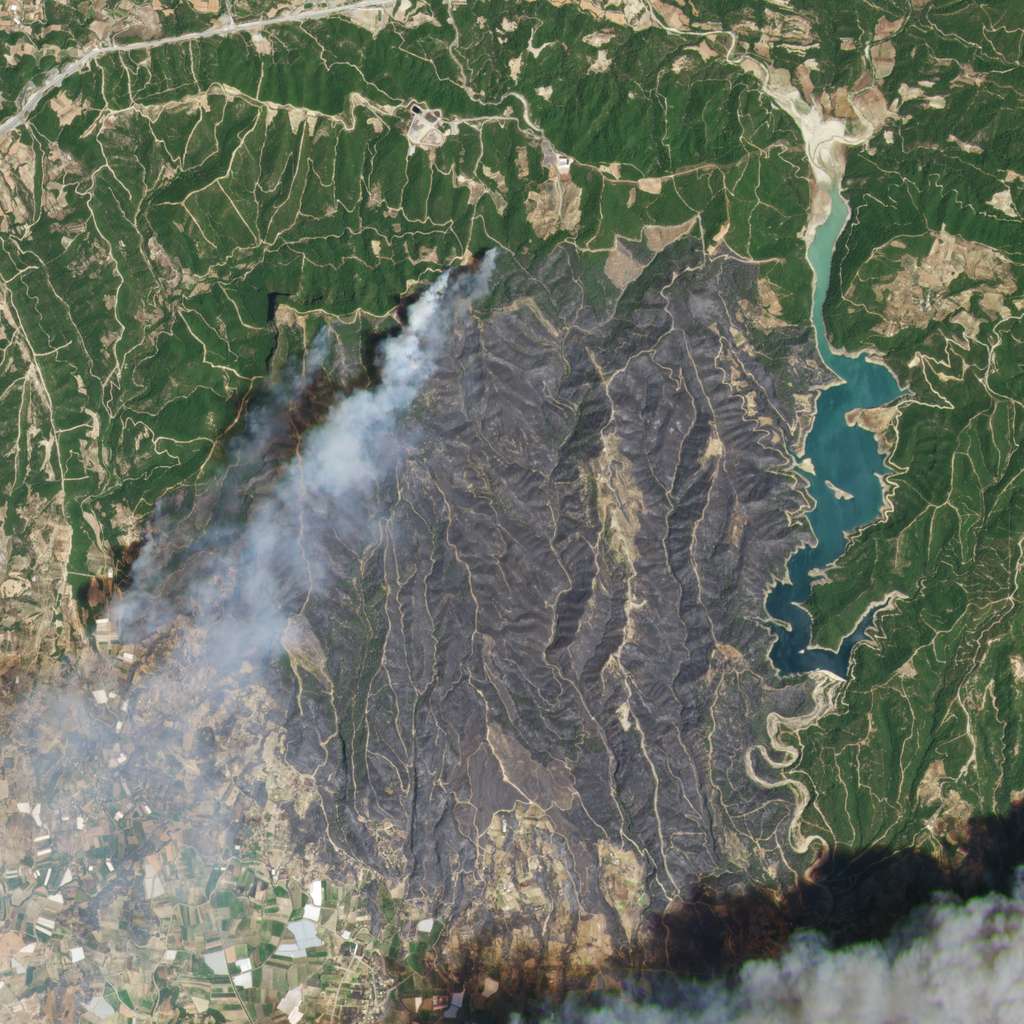 Akçakaya, Manavgat, Dikmen, Karadere et Bucakseyhler : incendies en série à l'été 2021 en Turquie. En effet, près de 200 feux ont enflammé le sud et l'ouest de la Turquie. Le premier incendie a éclaté dans une forêt de Manavgat (notre image), dans la province d'Antalya, et s'est rapidement propagé aux localités voisines. Six personnes sont mortes et des milliers d'habitants ont dû abandonner leur maison. Six cents hectares de terres agricoles ont aussi été ravagés par les feux et 150 bovins ainsi qu'un millier d'ovins ont péri. © 2021, Planet Labs Inc.