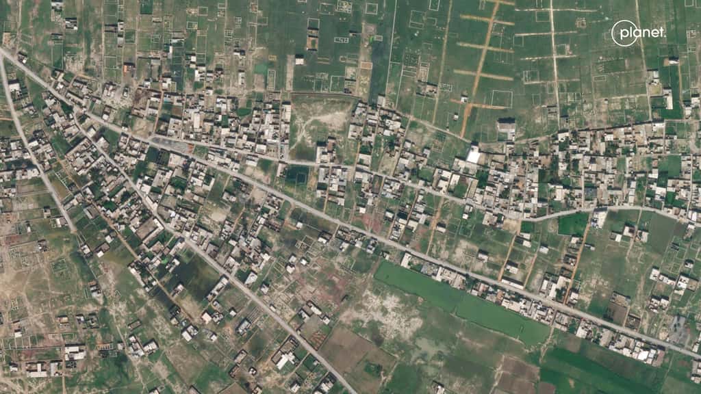 Contrairement aux images satellitaires précédentes (ci-dessus) obtenues avec une résolution de 6 mètres, cette image de la ville de Nowshera a été acquise avec une résolution de 62 centimètres (15 juillet 2022). © Planet Labs PBC 