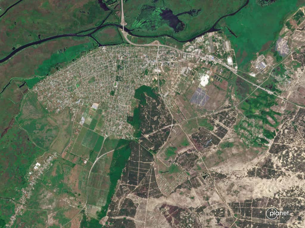La ville d'Oleshky, située à 55 kilomètres en aval du barrage. Les deux images satellitaires, l'une acquise le 5 juin (ci-dessus) et l'autre le 7 juin (ci-dessous) montrent l'ampleur des dégâts. © Planet Labs, 2023