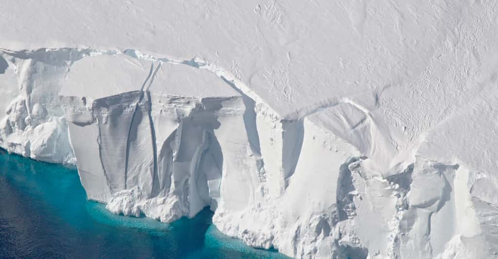 Une étude montre que le réchauffement climatique pourrait amener l’Antarctique à fondre de manière irréversible. Ici, la barrière de Getz, dans l’ouest de l’Antarctique, sur le point de libérer un glacier. © Jeremy Harbeck, Nasa