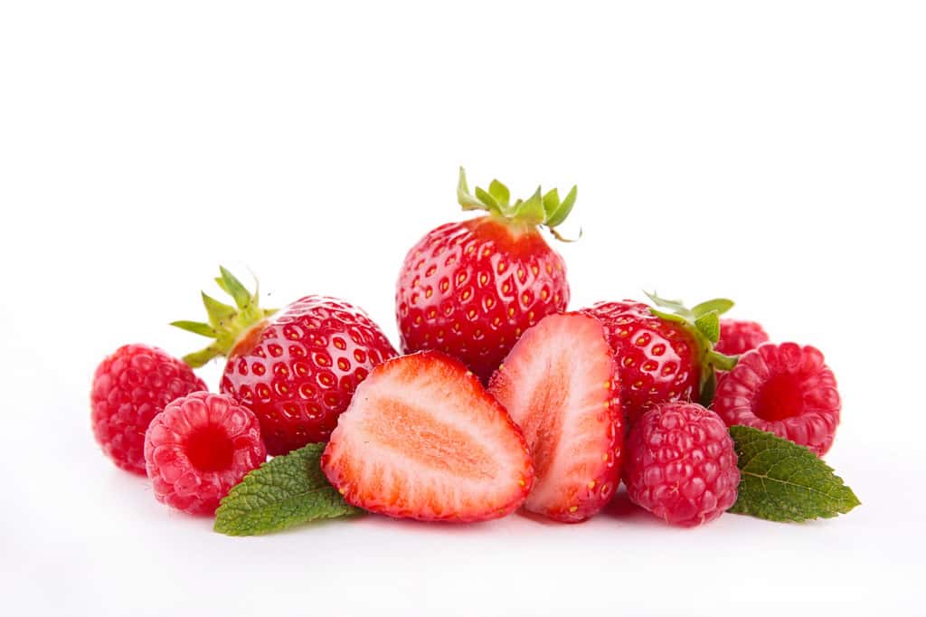 Le benzaldéhyde est un arôme naturel présent dans de nombreux fruits comme les fraises et les framboises. © margouillat photo, Shutterstock