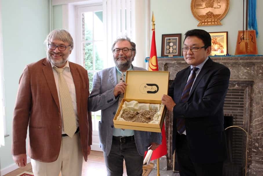 De gauche à droite, Pascal Godefroit et François Escuillié, récompensés lors d'une cérémonie par l'ambassadeur de Mongolie en Belgique. Le fossile montré n'est pas celui de <em>Halszkaraptor escuilliei</em>. © François Escuillié