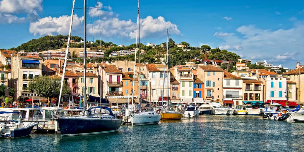 S'offrir une location de bateau et voir les multiples visages de la Côte d'Azur depuis la mer. © Delphotostock, Adobe Stock