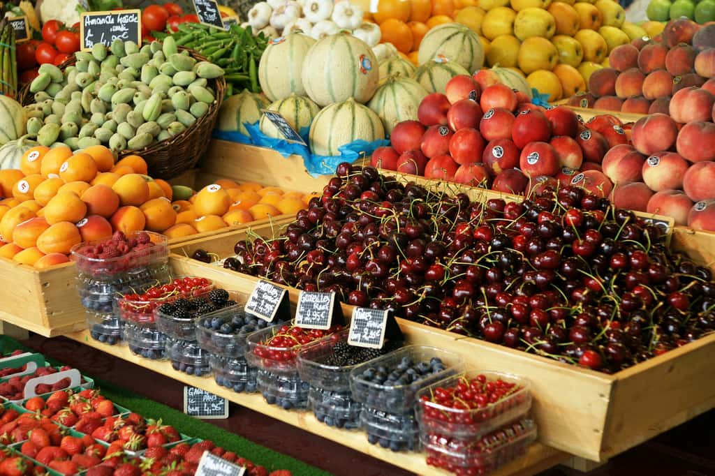Bien que les seuils de contamination aux pesticides PFA des fruits et légumes soient décrétés sans risque pour la santé des  consommateurs, il existe de multiples voies d'exposition entraînant une accumulation. © Pictures news, Adobe Stock
