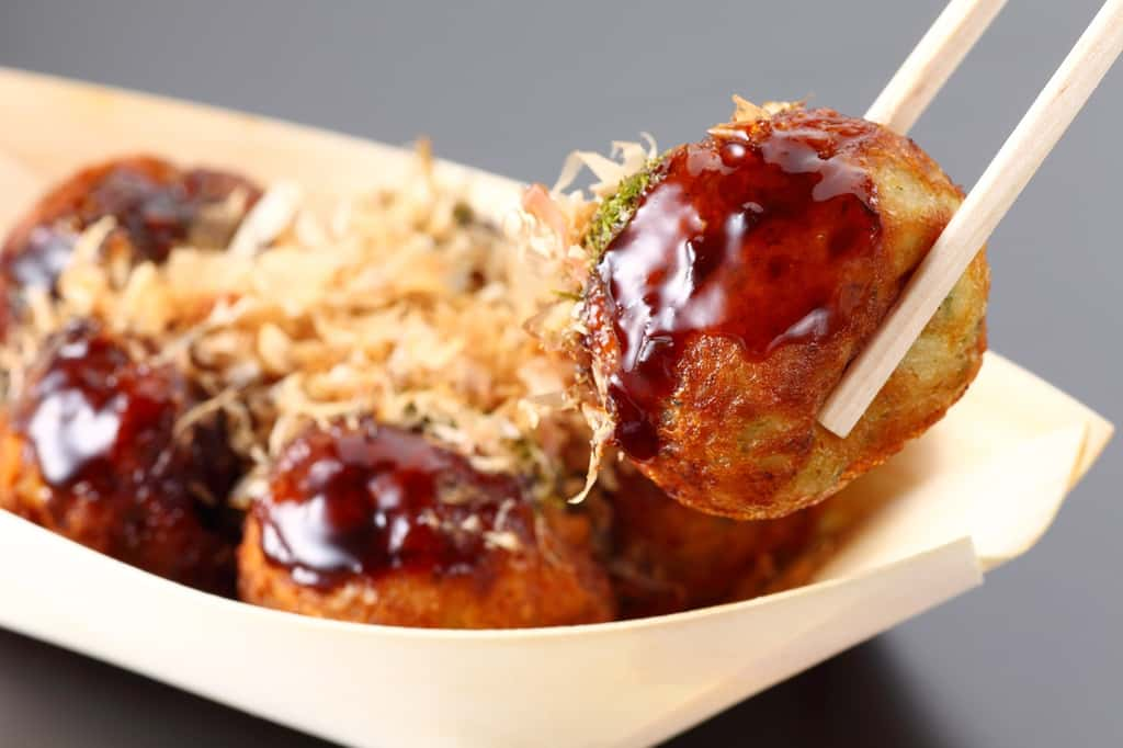 Partir au Japon pour découvrir les spécialités culinaires, notamment les takoyaki. ©siera, Adobe.