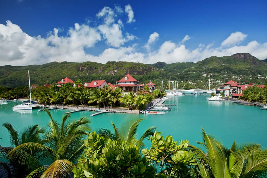 L'île de Mahé aux Seychelles abrite la capitale de l'archipel, Victoria. ©Prod. Numérik, Adobe.