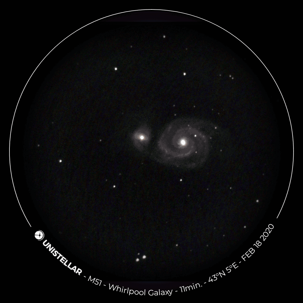 M51, aussi connue comme la galaxie du Tourbillon est un couple de galaxies dans la constellation des Chiens de chasse, composé d'une galaxie spirale  dont le diamètre est estimé à 100.000 années-lumière et d'une petite galaxie irrégulière. © 2017-2020 - Unistellar, tous droits réservés