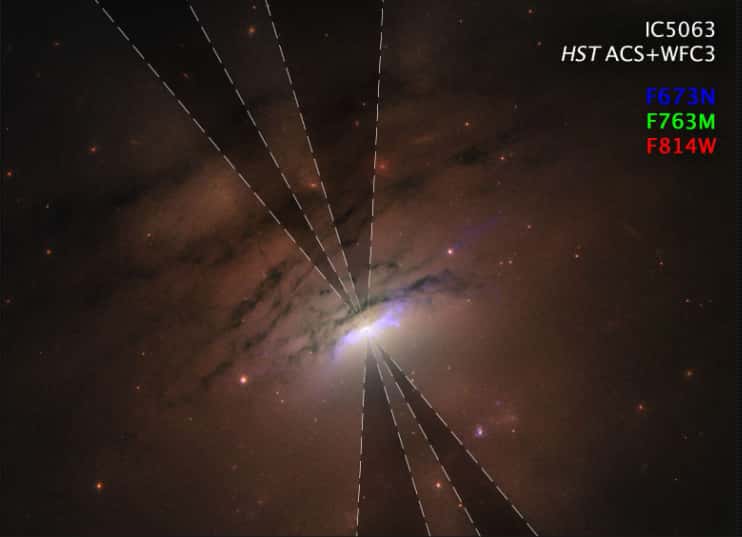 La galaxie IC 5063 vue par Hubble et retravaillée par l'astronome amateur Judy Schmidt. Y ont été mis en valeur les ombres du tore et du disque d'accrétion. © Nasa, ESA, STScl and W.P Maksym