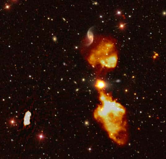 Le rayonnement radio émis par le trou noir central d'une galaxie détecté par LOFAR (en  jaune brillant), calqué sur une image de la galaxie en lumière visible tirée du <em>Sloan Digital Sky Survey</em>. © Cyril Tasse, Observatoire de Paris - PSL et l'équipe <em>Survey LOFAR</em>
