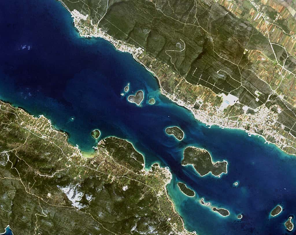 L'île de Galešnjak aussi appelé Île de l'Amour forme un tout petit cœur dans la mer Adriatique, entre l'île de Pašman (coin inférieur gauche) et la Croatie (en haut à droite), vu par le satellite ALOS. © Jaxa, ESA