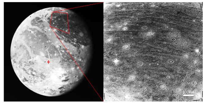 Sur une grande partie de sa surface, Ganymède, la lune de Jupiter, est couverte de sillons (à droite) qui forment des cercles concentriques autour d'un point précis (à gauche, croix rouge), ce qui a conduit les chercheurs dans les années 1980 à conclure qu'ils sont le résultat d'un événement d'impact majeur. © Naoyuki Hirata (CC BY)