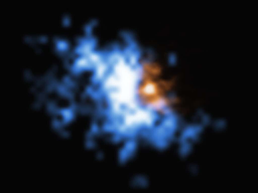 Sur cette image figure un halo de gaz récemment observé par l’instrument Muse qui équipe le <em>Very Large Telescope de l’ESO</em>. Cette image a été superposée à un cliché plus ancien d’une fusion de galaxies acquis au moyen d’Alma. Le halo étendu de gaz d’hydrogène figure en bleu, les données d’Alma en orange. Le halo est relié à la galaxie, dont le centre est occupé par un quasar. La faible lueur émise par le gaz d’hydrogène qui compose le halo constitue la source de nourriture idéale du trou noir supermassif situé au centre du quasar. Ces objets se situent à un <em>redshift</em> de 6,2, ce qui signifie que nous les observons tels qu’ils étaient voici 12,8 milliards d’années. Les quasars sont brillants, au contraire des réservoirs de gaz périphériques beaucoup plus difficiles à observer. Mais l’instrument Muse fut capable de détecter la faible lueur émise par le gaz d’hydrogène qui compose le halo, permettant aux astronomes de mettre au jour l’existence des stocks de nourriture qui alimentent les trous noirs supermassifs de l’Univers jeune. © ESO, Farina et al. ; Alma (ESO/NAOJ/NRAO), Decarli et al.