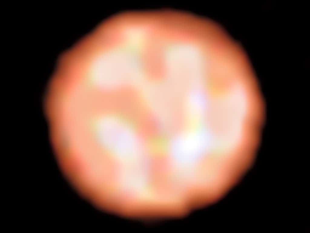 La vieille géante rouge π<sup>1</sup> Gruis vue avec l’instrument Pionier, du VLT, qui révèle de gigantesques cellules convectives. Chacune s’étend sur quelque 120 millions de kilomètres. © ESO