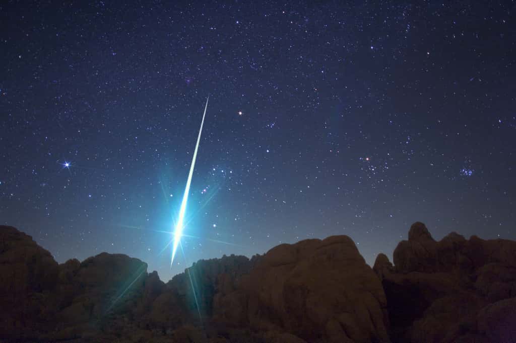 Magnifique bolide lors de la pluie d’étoiles filantes des Géminides de 2009. Photo prise dans le ciel du désert de Mojave. Le météore brille devant la constellation d’Orion. © Wally Pacholka, AstroPics.com, Twan