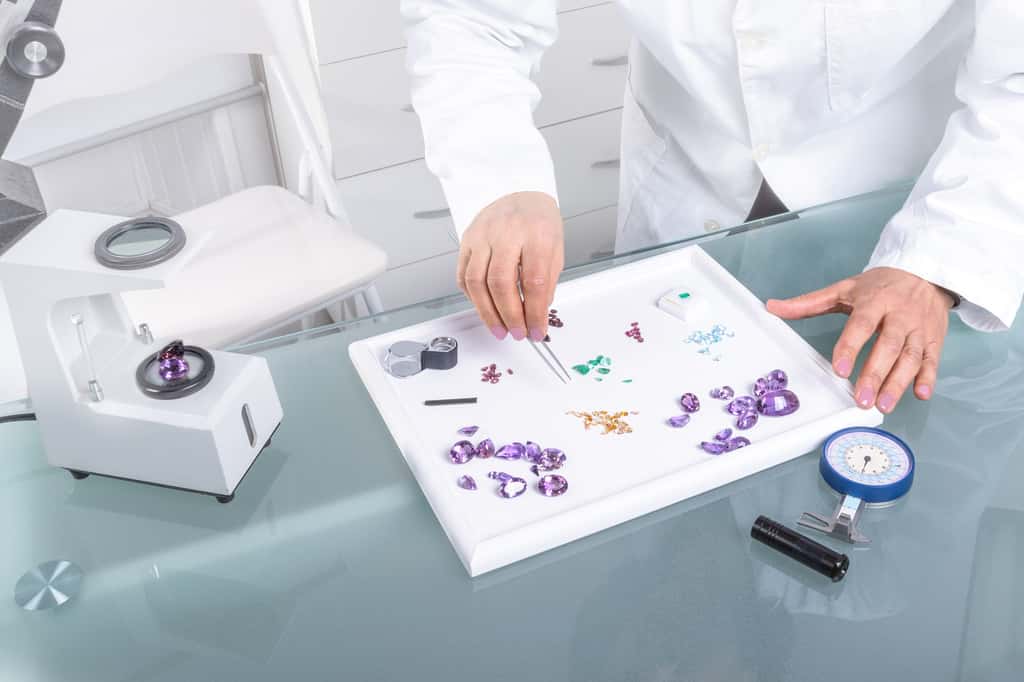 Dans son laboratoire, le gemmologue est en charge de l’expertise des gemmes afin de prouver leur authenticité et fixer leur valeur. © osmar01, Adobe Stock.