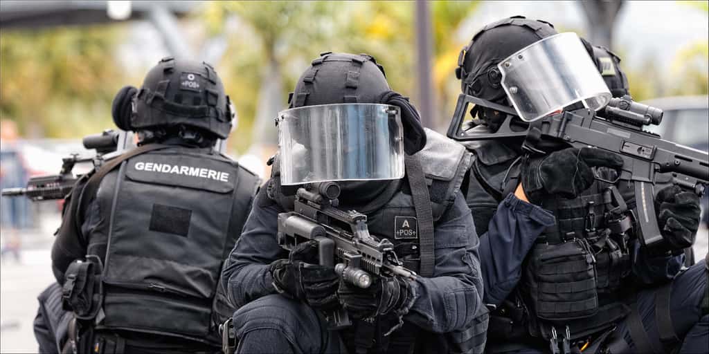 Les gendarmes peuvent intégrer diverses unités d'élite comme le GIGN, le PSIG, le PGHM et intervenir dans des conditions bien particulières et souvent dangereuses. © Stephane, Adobe Stock.