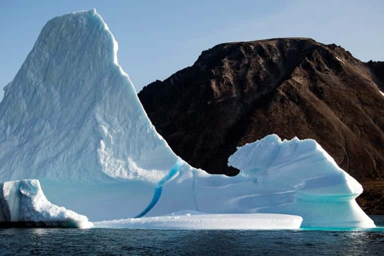 Un iceberg près de l'île de Kulusuk au Groenland, le 17 août 2019. Les calottes de l'Arctique et de l'Antarctique ne sont pas les seules masses glaciaires menacées par la fonte. Ce phénomène concerne les glaciers à travers le monde (Alpes, Himalaya, etc.), avec des répercussions sur l'approvisionnement en eau potable de près de deux milliards de personnes. © Jonathan NACKSTRAND - AFP/Archives