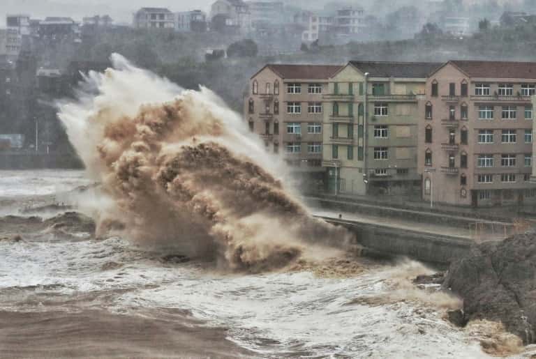 Une tempête affecte le front de mer de Taizhou, dans l'est de la Chine, le 9 août 2019. On s'attend à ce que les phénomènes extrêmes tels que les tempêtes se multiplient avec le changement climatique, provoquant des dégâts de plus en plus importants sur les côtes, déjà mises à mal par la hausse du niveau marin. © AFP/Archive