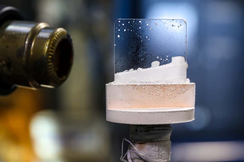 Les scientifiques ont créé cette glace exotique en gelant un flux de molécules d'eau lourde (D<sub>2</sub>O) sur une plaque de saphir qui est refroidie à environ 25 kelvins dans une chambre à vide. © ORNL, Geneviève Martin