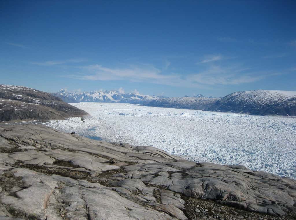 Des courants glaciaires, comme celui du glacier Helleim à l’image, parcourent le Groenland comme de grandes rivières de glace qui s’écoulent des terres vers la mer, et contribuent donc à élever le niveau des océans quand les quantités d’eau gelée qui tombent dans la mer sont plus importantes que celles qui se figent à l’intérieur du territoire. © Shfaqat Abbas Khan
