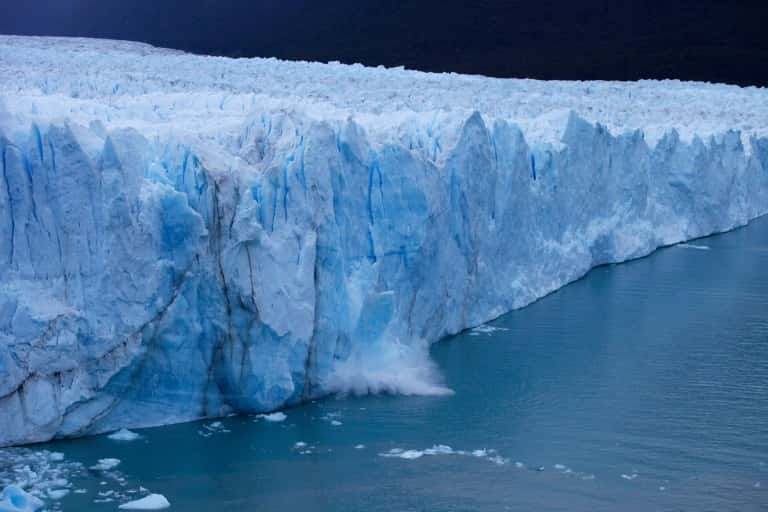 Un morceau de glace se détache du gigantesque glacier argentin Perito Moreno sur le point de se rompre, le 10 mars 2018 dans le parc national Los Glaciares, en Patagonie. © Walter Diaz – AFP