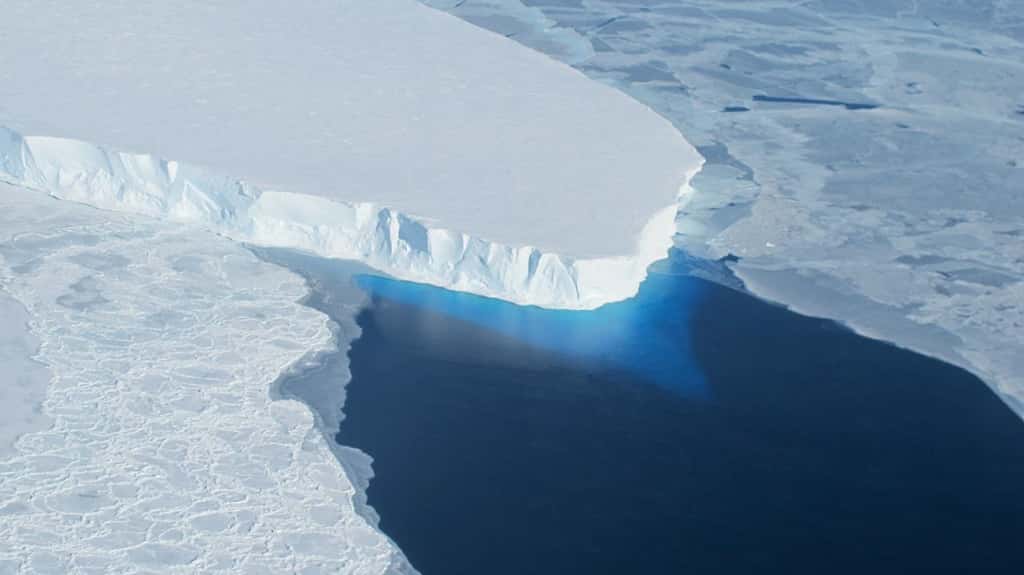 Le glacier Thwaites, de l'inlandsis Ouest-Antarctique, fond particulièrement vite. © James Yunkel, Nasa Ice, Wikipédia, DP