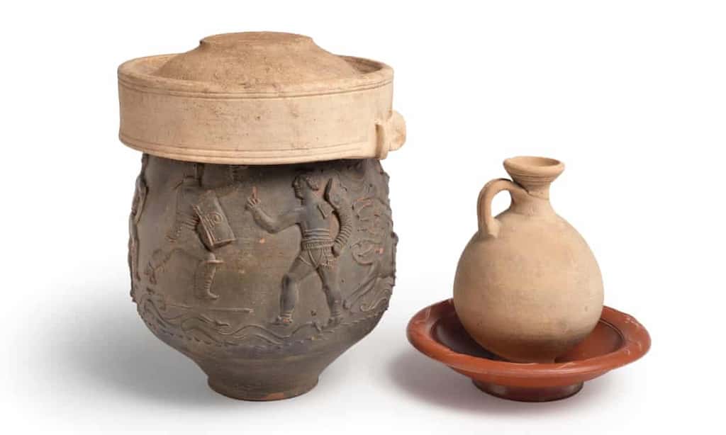 Le vase en argile, portant des représentations de gladiateurs et de chasseurs d'ours, découvert dans une tombe romaine à Colchester, au Rpyaume-Uni. © Douglas Atfield, <em>Colchester Museums</em>