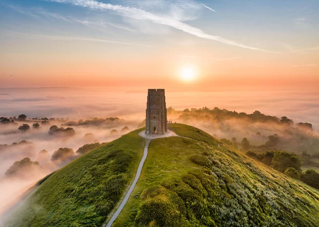 La tour de Glastonbury (Somerset, Angleterre) est associée à l'île d'Avalon et abriterait la tombe du roi Arthur. © John, Adobe Stock