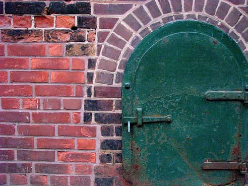 Le loquet permet de fermer une porte grâce à une tige et une pièce métallique. © Mmarsolais, CC BY-NC-ND 2.0, FlickR